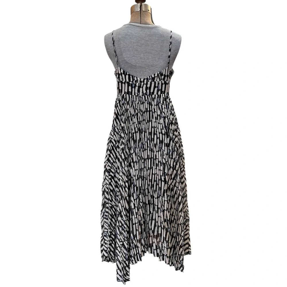 Uniqlo Sleeveless, v-neck, midi, geometric print, asymmetrical hem, full skirt - Picture 4 of 8